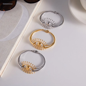 Gros plan de bracelets œil maléfique en acier inoxydable doré 18 carats et argent