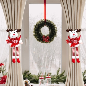 Zwei Weihnachts-Rentier-Vorhanghalter mit rot-weißen Strickdetails für die Heimdekoration