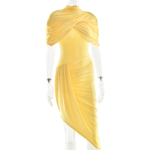 Vue détaillée de la robe jaune à col montant avec texture froncée élégante et coupe ajustée