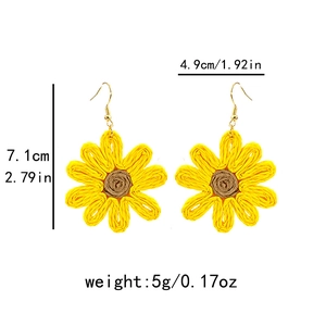 Vue détaillée de boucles d'oreilles marguerites tissées avec mesures de taille et poids