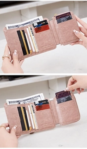 Dettaglio del portafoglio in pelle cerata rosa con scomparti per carte e protezione RFID