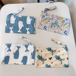 Lot de quatre pochettes poignet en coton avec motifs baleine et lapin à fleurs