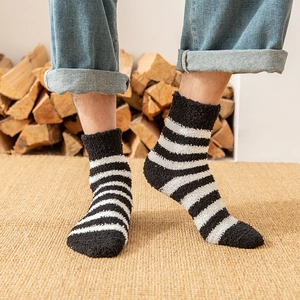 Chaussettes épaisses en polaire corail pour hommes à rayures noires et blanches