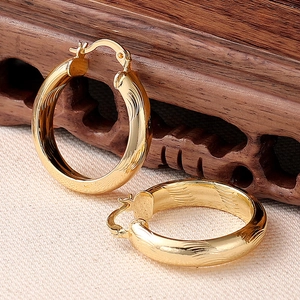 Chic klobige Gold-Creolen mit Federmuster-Textur und klassischem Scharnierverschluss-Design