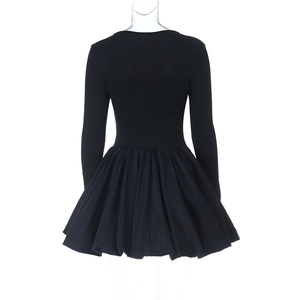 Détail du dos de la robe bouffante noire avec haut en tricot et jupe volumineuse