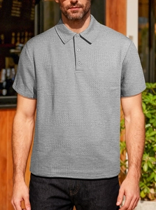 Détail de la texture d'un polo en maille grise avec col classique et tissu en nid d'abeille