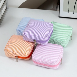 Lot de 5 trousses à maquillage en seersucker rayé aux couleurs pastel pour le rangement