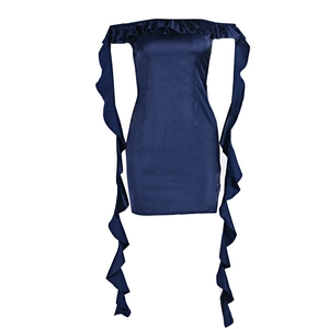 Dettaglio dell'abito in raso blu scuro con scollo a barchetta e maniche lunghe a volant