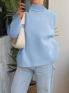 Maglione lavorato a maglia blu a collo alto dal taglio morbido con jeans casual