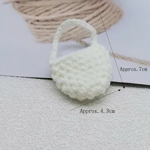 Dettaglio delle misure di una mini borsa all'uncinetto bianca da 7 cm per 4,3 cm