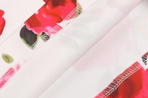 Gros plan détaillé sur le tissu à imprimé rose et les coutures de finition de haute qualité