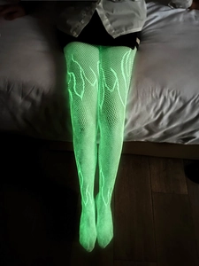 Détail de bas résille vert fluo lumineux avec un motif de texture de flamme brillante