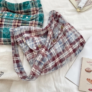 Détail de sacs à bandoulière en toile à carreaux avec boutons vintage et motifs tie-dye