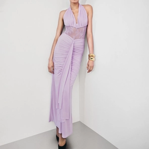 Robe maxi lilas élégante avec col licou, corsage en dentelle et dos nu plissé fluide