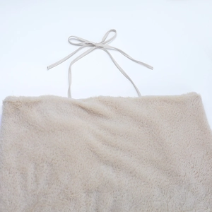 Dettaglio del top a fascia in ecopelliccia beige con spalline a coulisse in tinta