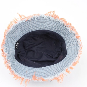 Cappello pescatore in denim azzurro con bordi sfrangiati arancioni ed etichetta interna
