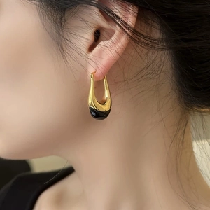Minimalist gold U-shaped earrings with black glossy sphere bead for women fashion