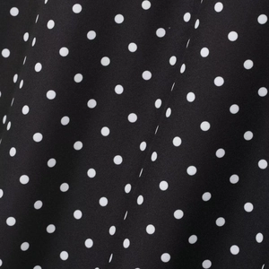 Schwarzes Polka-Dot-Trägerkleid mit weißen Punkten und elegant fallendem Stoffmuster