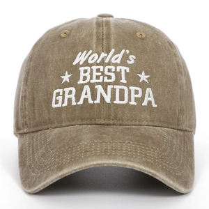 Détail de la broderie 'World's Best Grandpa' sur une casquette vintage en coton lavé