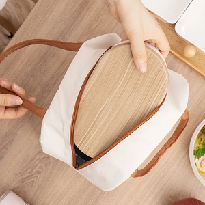 Borsa termica in tela bianco sporco con manici marroni e contenitore bento in stile legno
