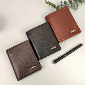 Cartera vertical de cuero para hombre en color negro y marrón con detalle de logo metálico