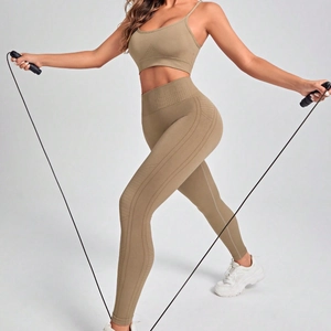 Ensemble de yoga sans couture pour femmes avec brassière côtelée et legging avec une corde à sauter