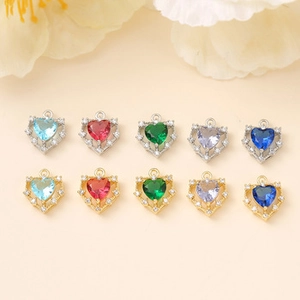 Détail de pendentifs en cristal en forme de cœur pour la création de bijoux DIY