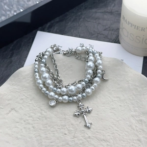 Bracelet multicouche Y2K en perles et chaîne avec pendentifs croix et lune