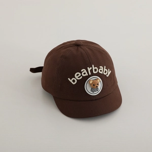 Dettaglio cappellino neonato con toppa a forma di orso e ricamo bearbaby marrone