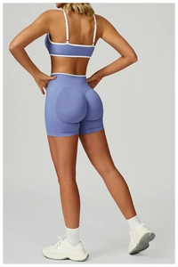 Détail de l'ensemble de yoga lilas avec soutien-gorge dos nu et short gainant taille haute