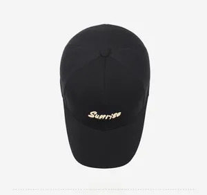 Dettaglio del ricamo Sunrise SUNSET su un cappellino da baseball in cotone nero
