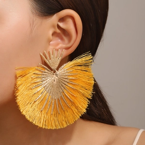 Nahaufnahme gelber Fächer-Fransenohrringe mit goldenem Sockel im Bohème-Stil am Model