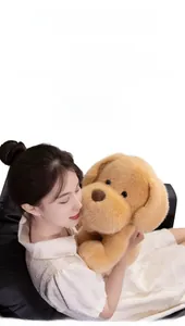 Dettaglio del morbido pelo lungo del peluche Golden Retriever con finitura realistica