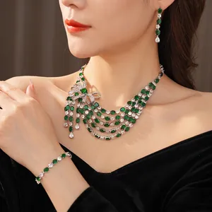 Parure de bijoux de luxe avec pierres émeraude, nœuds en zircon et pompons pour femmes