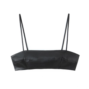 Γυναικείο μαύρο δερμάτινο crop top με λεπτές τιράντες και εμφανείς ραφές