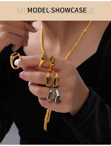 Nahaufnahme von Vintage-Tigerauge-Ringen und goldener Kordelkette an Model