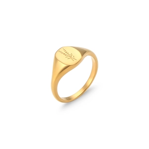 Detalle de un anillo de sello bañado en oro de 18K con grabado de hojas de girasol fino