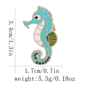 Detailed seahorse brooch dimensions: 3.4x1.7cm with a weight of 5.3g shown on white