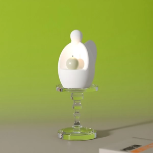 Moderner minimalistischer Engelsfiguren-Kerzenhalter mit grüner Kugelkerze für Deko
