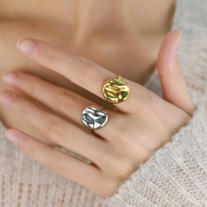Unregelmäßig strukturierte offene Ringe in Gold und Silber mit minimalistischem Design