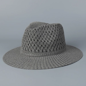 Détail du chapeau fedora gris montrant la maille ajourée et les textures verticales