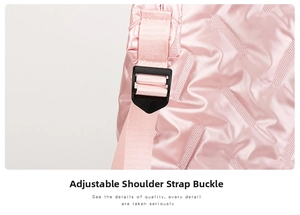 Nahaufnahme des rosa gesteppten Puffer-Rucksacks mit verstellbarem Riemen und Schnalle
