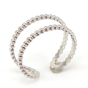 Detail eines doppellagigen Perlenrings in Silberoptik mit verstellbarem offenem Band