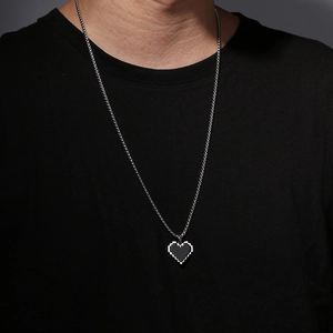 Collier hip-hop avec pendentif cœur mosaïque pixelisé noir et argent porté par un mannequin