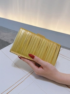 Elegante borsa da sera dorata con trama a pieghe e chiusura in metallo per gala formali