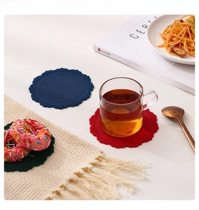 Détails de sets de table en silicone avec dentelle vintage en rouge, bleu et vert foncé