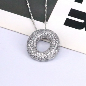 Silberne Halskette mit rundem Zirkonia-Anhänger und eleganter kleiner Perlenkette
