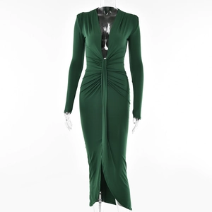 Détail d'une robe longue verte à col en V avec manches longues et fente plissée élégante