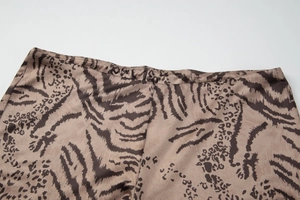 Vue macro détaillée du tissu à imprimé animal beige et des coutures de la taille