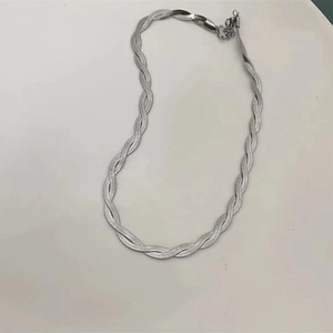 Elegante silberne Schlangenkette mit dreifach geflochtenem Metalldesign für Damen